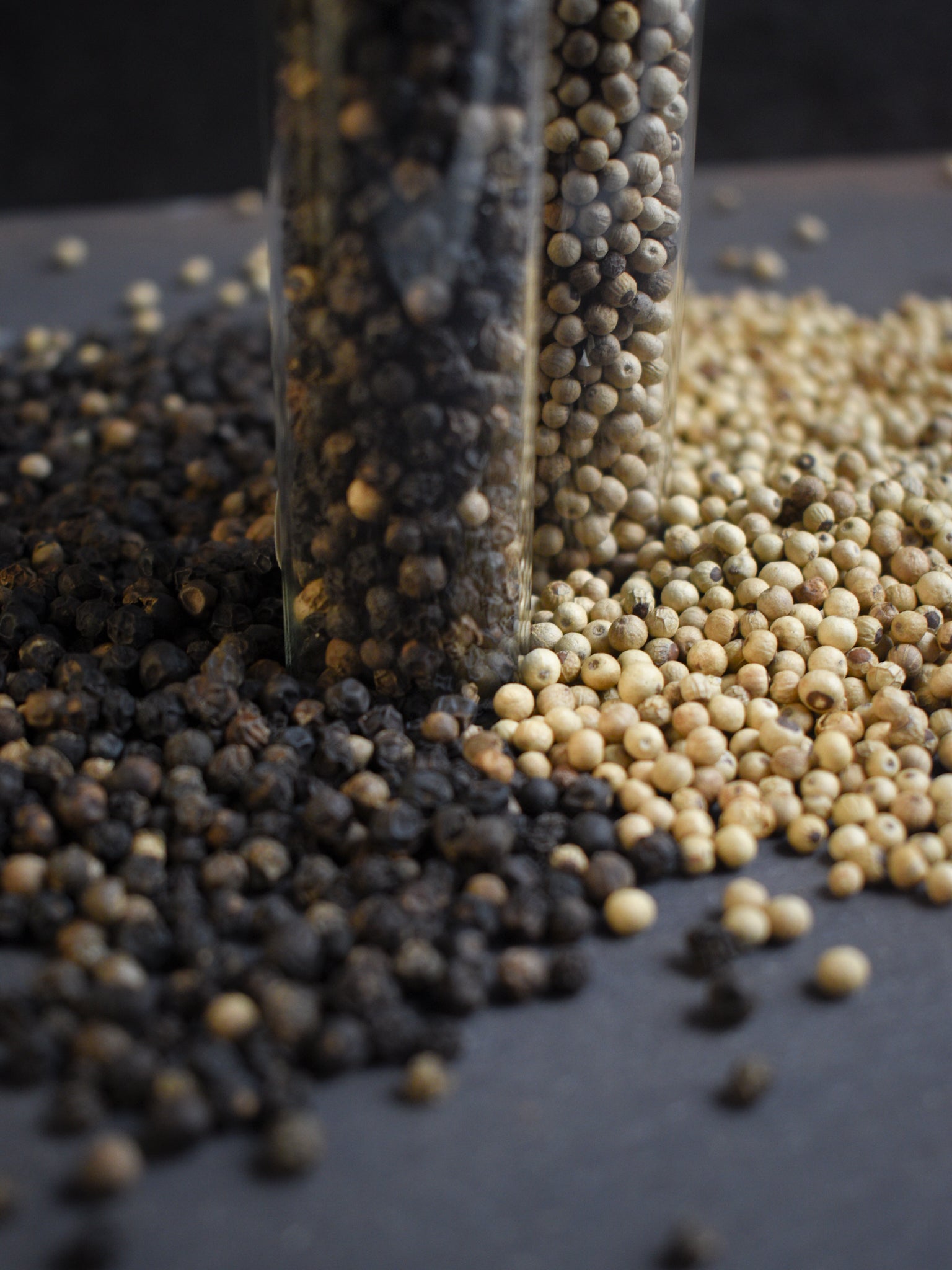 Glazen buisje gevuld met zwarte Penja peper