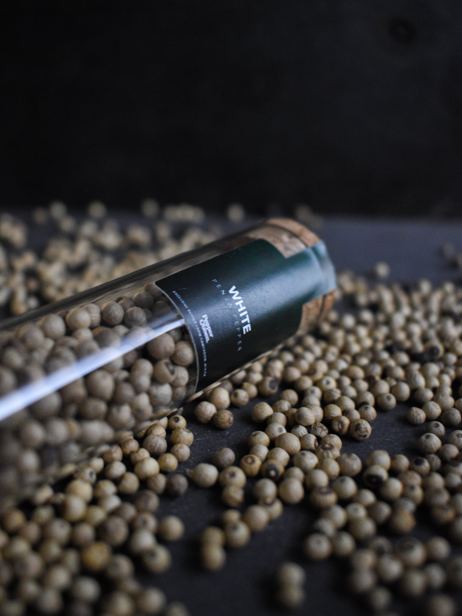 Glazen buisje gevuld met witte Penja peper